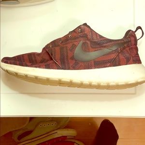 Nike roshe red and black print